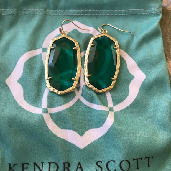 SOLD..Kendra Scott Ella’s Earrings In green - Picture 2 of 2